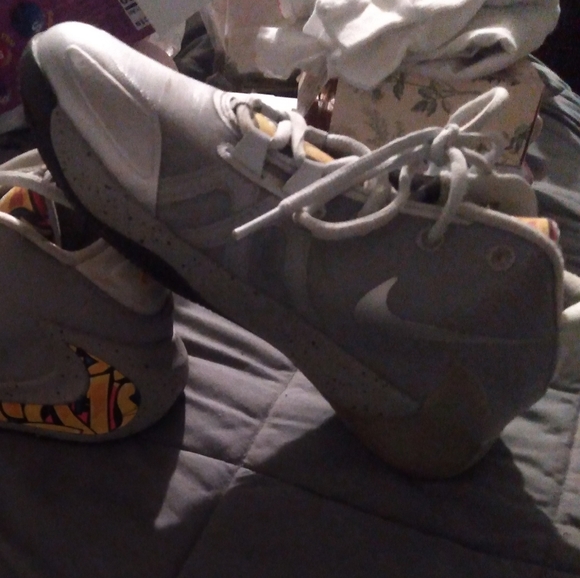 Nike shoes - Picture 2 of 5